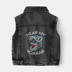 Gilet in denim nero da bambino con stampa dinosauro e scritta ROAAAR sul retro