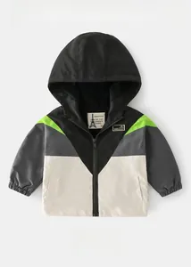 Détails du coupe-vent enfant doublé polaire avec un design patchwork à quatre couleurs mode