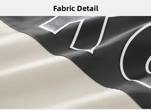 Détail du tissu coupe-vent avec contraste noir et blanc et impression de lettres nettes