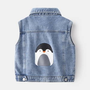 Gilet di jeans celeste per bambini con simpatica stampa a forma di pinguino sulla schiena