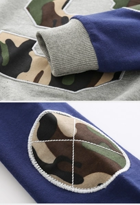 Detailansicht der Camouflage-Flicken auf blauen Ärmeln mit Rippbündchen für Kinder
