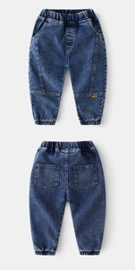 Detail der Jungen-Jeans-Jogger mit elastischem Bund, Bündchen und orangefarbenem Etikett