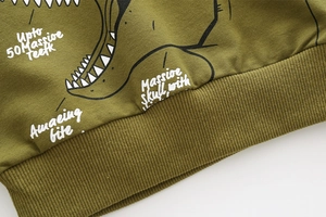 Gros plan du sweat-shirt enfant vert armée avec ourlet côtelé et motif de dinosaure