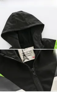 Détail de la capuche et du zip sur ce coupe-vent épais à capuche pour enfant
