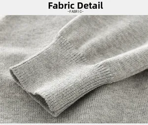 Gros plan du cardigan gris tricoté pour garçons montrant les poignets côtelés et la texture