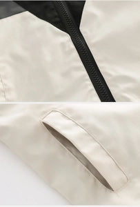 Détail de la veste à capuche enfant avec design bicolore et fermeture éclair robuste