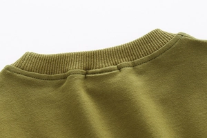 Détail du col rond côtelé et des coutures sur un sweat-shirt pour enfants vert armée