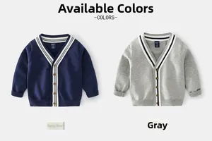 Détail de cardigans en tricot à col en V, marine et gris, avec rayures et boutons en bois
