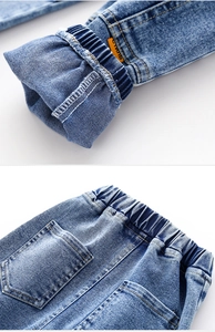 Detailansicht der hellblauen Jungen-Denim-Jogger mit elastischem Bund und Rippbündchen
