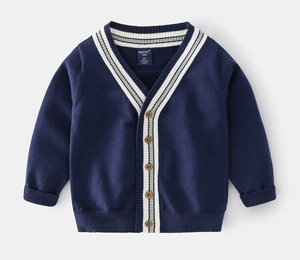 Détail d'un cardigan en maille pour garçon avec col en V bleu marine et rayures grises