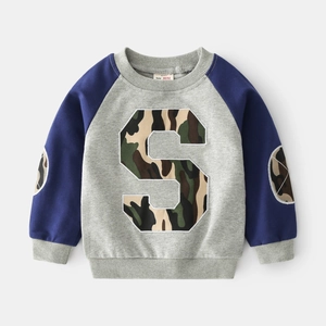 Jungen Sweatshirt in Grau und Marineblau mit Raglanärmeln und Camo S-Buchstaben-Patch