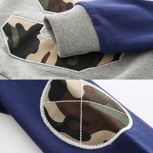 Jungen Sweatshirt in Grau und Marineblau mit Camouflage-Patch und Rippstrickbündchen