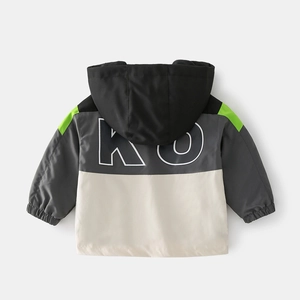 Veste coupe-vent enfant à capuche, design color-block et motif KO au dos