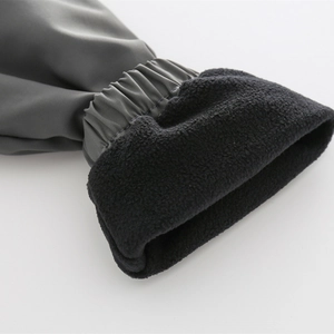 Veste hiver enfant avec tissu extérieur gris coupe-vent et doublure polaire noire chaude