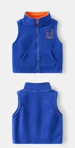 Détail de la veste en polaire pour enfant bleu roi avec doublure et broderie éléphant
