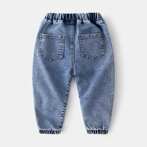 Rückansicht der Jungen Denim-Jogginghose in Hellblau mit Gummibund und Rippbündchen