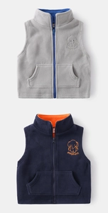 Détail de gilets en polaire pour enfants avec broderie éléphant et col montant