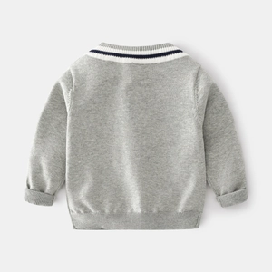 Vue arrière du gilet tricoté gris pour garçon avec col en V et bordures rayées fines