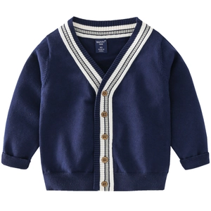 Gilet en maille col V pour garçon bleu marine avec bords rayés et boutons en bois