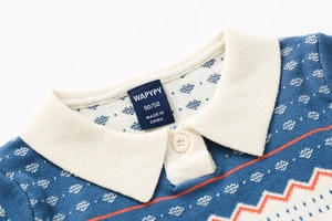 Dettaglio del colletto a contrasto e motivo a cuori su maglione polo blu bimbo