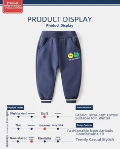 Dettaglio dei pantaloni invernali in pile blu navy per bambini con stampa di mostri cartoon