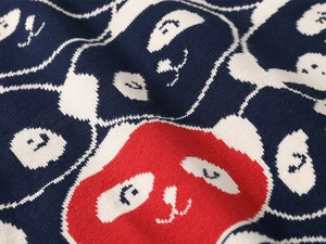 Detailansicht des dunkelblauen Kinderpullovers mit gestricktem Panda-Muster und Textur