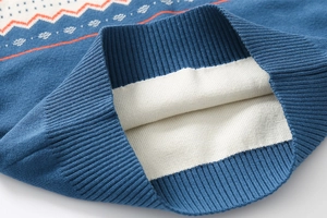 Dettaglio maglione blu a maglia con motivi Fair Isle e colletto a coste rifinito