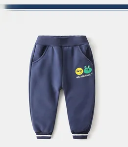 Dettaglio dei pantaloni in pile blu scuro per bambini con vita elastica e stampe