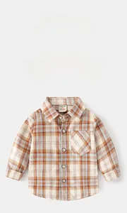 Détail de la chemise à carreaux en coton pour enfant avec boutonnage et poche poitrine