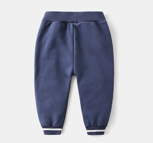 Dettaglio dei pantaloni in pile blu scuro per bambini con vita e polsini a righe