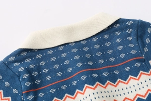 Dettaglio ravvicinato di un maglione blu scuro con risvolto beige e motivi a onde