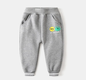 Dettaglio dei pantaloni sportivi grigi per bambini con elastico in vita e stampe cartoon