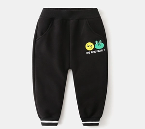 Dettaglio dei pantaloni in pile nero per bambini con elastico in vita e righe bianche
