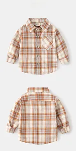 Gros plan sur les motifs à carreaux vintage de la chemise en flanelle pour enfants