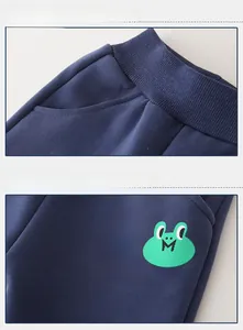 Dettaglio dei pantaloni in pile blu navy per bambini con tasca e stampa cartoon