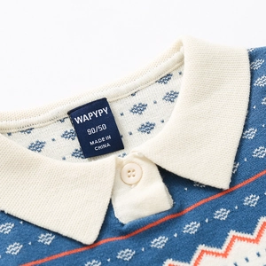 Maglione in maglia blu scuro per bambini con cuori bianchi e dettagli arancioni sul colletto