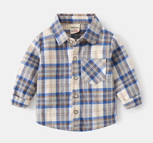 Détail d'une chemise à carreaux pour enfant montrant le coton et le label WAPYPY