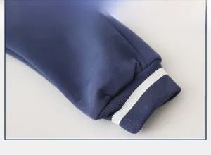 Dettaglio di pantaloni caldi blu scuro per bambini con polsino elastico a righe