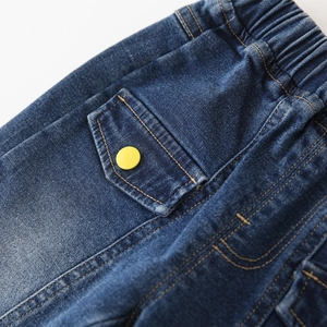 Jean bleu foncé pour garçon avec taille élastique et poche à bouton jaune contrastant
