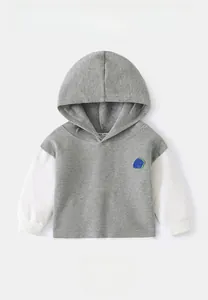 Détail du sweat à capuche gaufré gris pour garçon avec manches au design trompe-l'œil