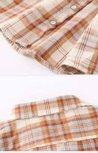 Détail macro du tissu à carreaux rétro et des boutons en résine sur chemise enfant