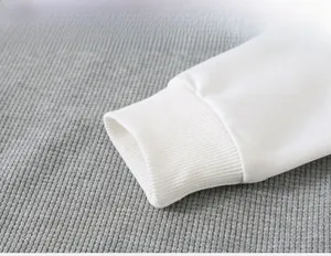 Détail d'un sweat-shirt blanc en coton avec poignets côtelés et texture gaufrée moderne