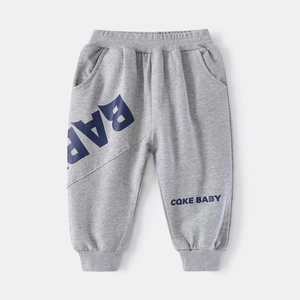 Détail du pantalon de jogging gris pour garçon avec taille élastique et imprimé CQKE BABY