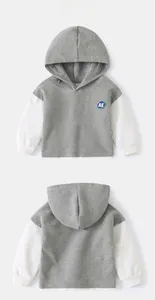 Détails du sweat à capuche gaufré pour garçons avec texture grise et écusson brodé