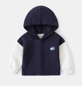 Détail du sweat à capuche gaufré pour enfant bleu marine avec manches blanches