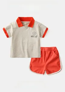 Vue détaillée du kit polo pour enfant en coton avec contraste gris et orange moderne