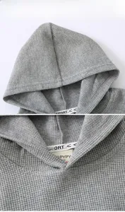 Détail du sweat à capuche gaufré gris pour garçon avec ruban de col sport texturé
