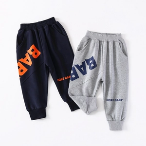 Détail du lot de joggers pour enfants bleu marine et gris avec imprimé BABY