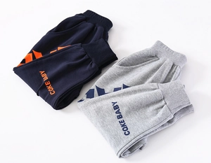 Détail de joggings pour garçons bleu et gris avec taille élastique et imprimé CQKE