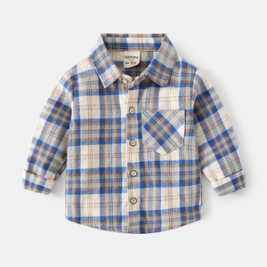 Mise à plat d'une chemise à carreaux bleus et marrons pour enfants avec poche avant